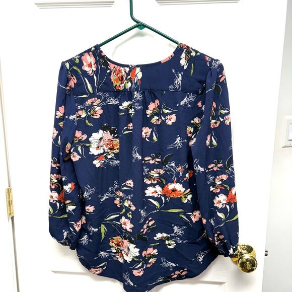 Fun 2 Fun Navy Floral Blouse, Rounded Hem, Split Crew Neck, NWOT, Women's Size S - Picture 3 of 7